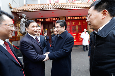 隋忠誠副省（shěng）長春節前夕走訪（fǎng）慰問頤而康員工