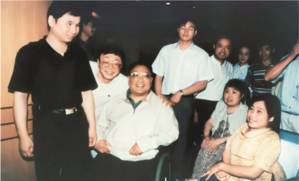 原全國政協副主席、中國殘聯名（míng）譽主席鄧樸方與頤而康（kāng）公司負責人親切交談。