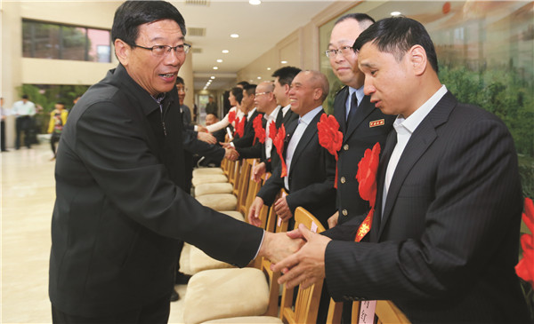時任湖南省委書記、省（shěng）人大常委會主任徐守盛鼓勵頤而康公司負責人為（wéi）社會作出（chū）更多（duō）貢獻。