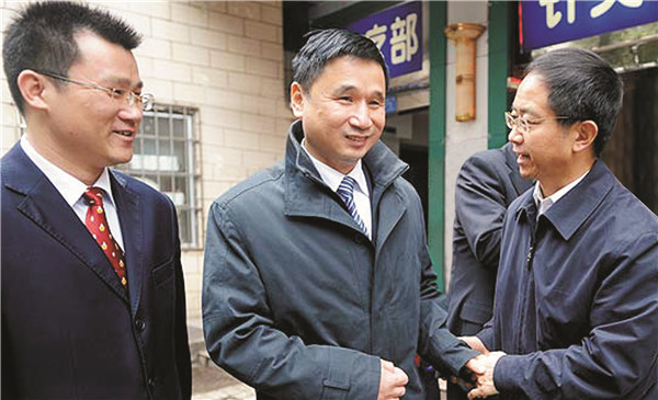 時任省委常委、省紀委書記黃建國來頤而（ér）康公司（sī）慰問殘疾人