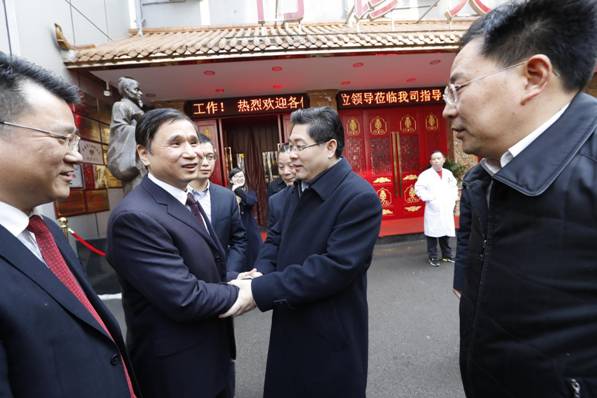 隋忠誠副省長春節前（qián）夕走訪慰問頤而康員工