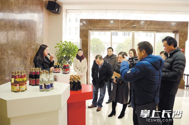 長沙市市長質量獎評審組成員正在聽企業工作人員介紹產（chǎn）品。 資料圖片（piàn）