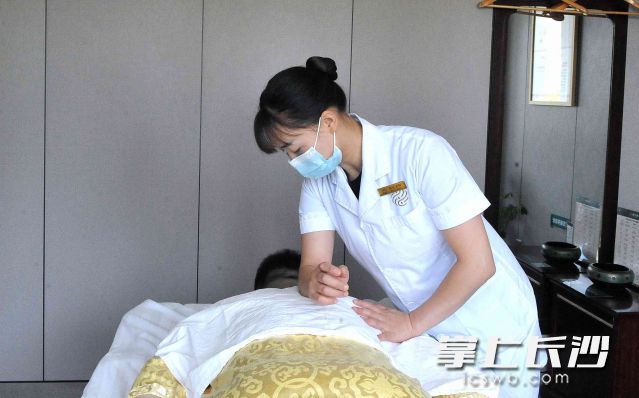 顧客在頤而康門店安心享（xiǎng）受健康調（diào）理。