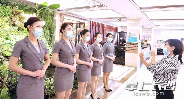 門店工（gōng）作人員全（quán）體佩戴口（kǒu）罩，持綠碼上崗。