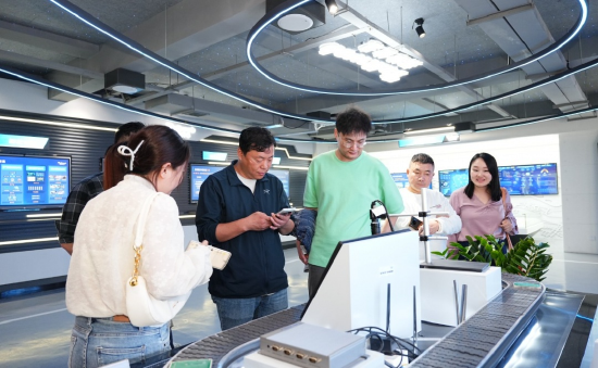 （大V們在參觀參觀拓維信息展廳（tīng））
